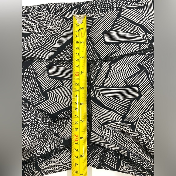 Lululemon Pace Rival Crop Full-On Luxtreme in Dottie Tribe White Black Size 6 - Picture 10 of 15